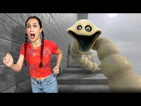 KLIM DE ENGE WORM TOREN in Roblox! - CLIMB SCARY WORM TOWER || Fan Friday thumbnail