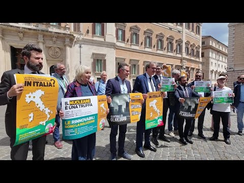 Primo ok della Camera al NUCLEARE, flash mob di Avs: "Scritta pagina nera per la democrazia" thumbnail