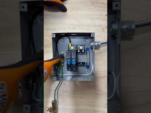 Cómo conectar un centro de carga de 4 espacios de distribución #electricista #electricidad #cable thumbnail