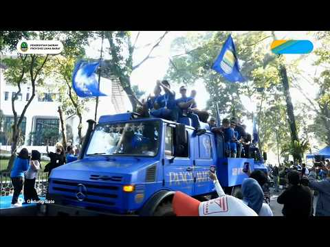 Persib Disambut Heboh Bobotoh (Rute: Gedung Sate-Jalan Riau-Gedung Merdeka) | Pawai Per5ib Juara thumbnail