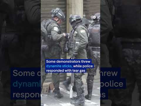 Protesters clash with police in La Paz | DW News thumbnail