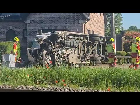Un train percute un bus scolaire en Belgique, faisant au moins quatre morts thumbnail