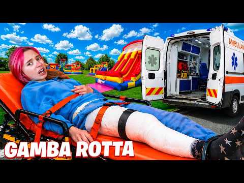 GIORGIA SI ROMPE LA GAMBA PERCHÈ CADE DAL GONFIABILE E FINISCE IN OSPEDALE! thumbnail