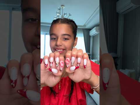 Hand made press on nails from Thailand 🇹🇭💅🏼🌸 thumbnail