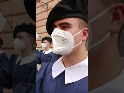 Cet exercice extrême les pousse à l'évanouissement pour garder le Vatican thumbnail