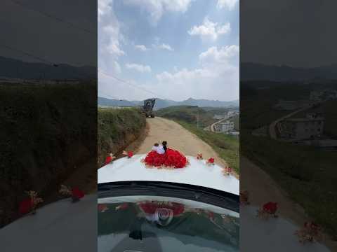 🇨🇳 礼让婚车：挖掘机司机硬核操作致敬新人 🇬🇧 Giving Way to Wedding Car: Hardcore Respect from Excavator thumbnail