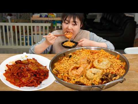 육아 중 배고파서 먹는 만두라면과 들기름 볶음김치 먹방? MUKBANG thumbnail