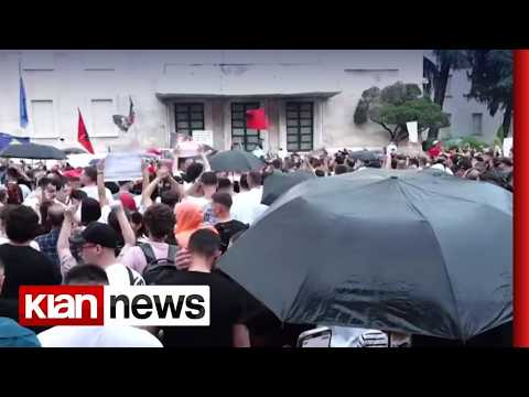 Nuk i ndal as shiu! Vijon prej 2 orësh protesta e qytetarëve para Kryeministrisë thumbnail