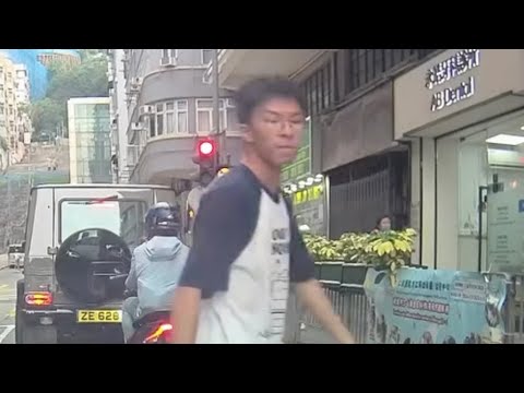 車CAM直擊 - 堅尼地城呢位四眼哥哥仔咩事？無啦啦從後跑上嚟拳打腳踢部車 之後走左去  thumbnail