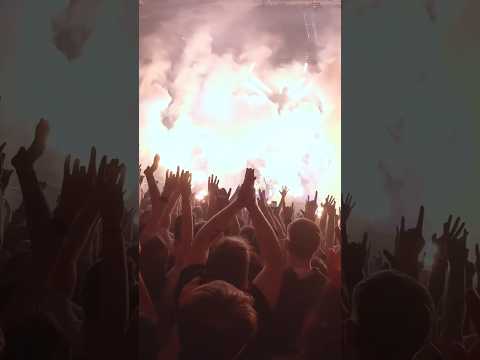 POV : Tu es Carlito et tu vas au concert de métal de  @ElectricCallboy thumbnail