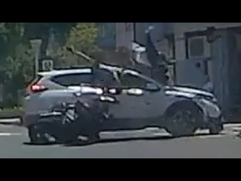 【車禍影片】轉得不錯，一次送兩個進醫院（2026.05.25高雄市苓雅區五福一路與和平一路口 thumbnail