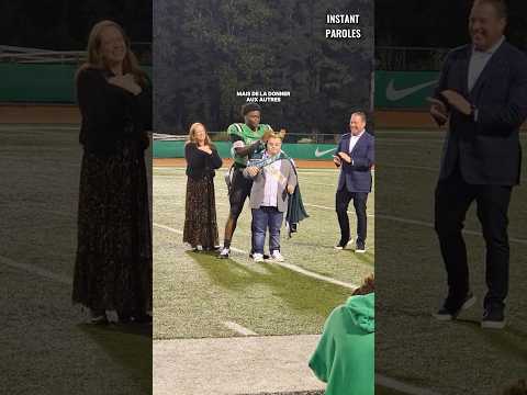 Ce joueur de football américain réalise un geste précieux pour cet élève en situation de handicap thumbnail