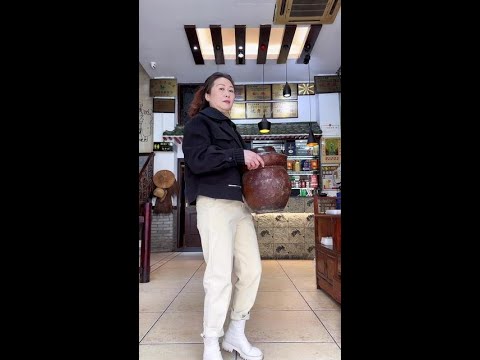 大家帮我看看能不能去当模特@抖音小助手 #老板娘日常 #餐饮搞笑 #模特 thumbnail