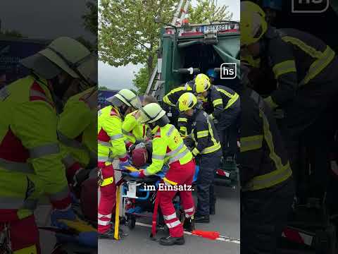 Rettmobil: Rettungskräfte befreien Mann aus Müllpresse thumbnail
