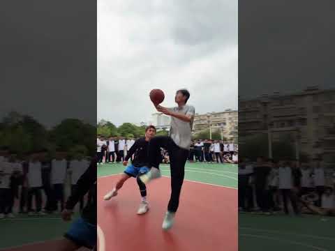 校園遇到一個可以雙胯下拉杆的同學... #籃球 #basketball thumbnail