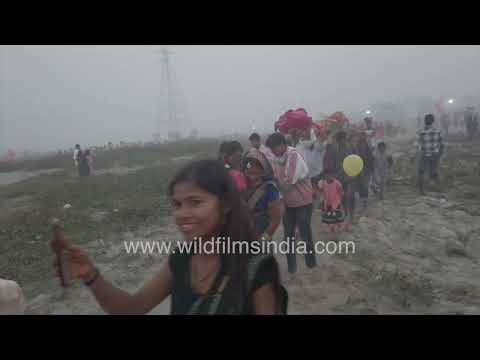 Chhath Puja celebrations on the banks of the Yamuna River thumbnail