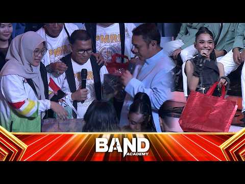 Spesial Dari Pekanbaru! Zizi Dapat Support Dari Masyarakat Riau, Syaqirah Juga Kebagian | Band thumbnail