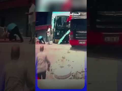 بسبب تعطل الفرامل.. شاحنة مسرعة تفقد السيطرة وتصطدم بعنف بشاحنة نقل متوقفة! thumbnail