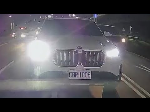 連續切換兩車道還加速不給過，超不過去就逼車閃燈啊~（檢舉成功） thumbnail