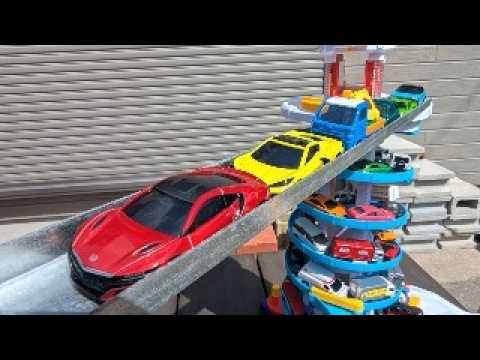 Tomica will have fun running on the DX rotating slope tower course! thumbnail