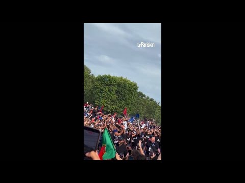 Sacre du PSG : vos vidéos des joueurs parisiens au Champs-de-Mars thumbnail