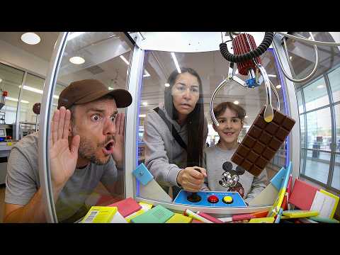 Tentamos GANHAR Chocolate na Máquina de Garra 🍫😱 thumbnail