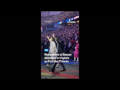 PSG : Marquinhos et Nasser dévoilent le trophée au Parc des Princes thumbnail