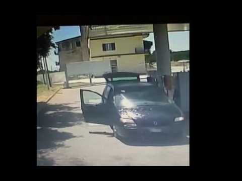 Migranti carbonizzati in Calabria, il video di sorveglianza nell'area di servizio con l'aggressione thumbnail