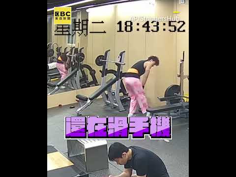 猛男遭145kg壓脖臉脹紅！健身房無人發現繼續滑手機 thumbnail
