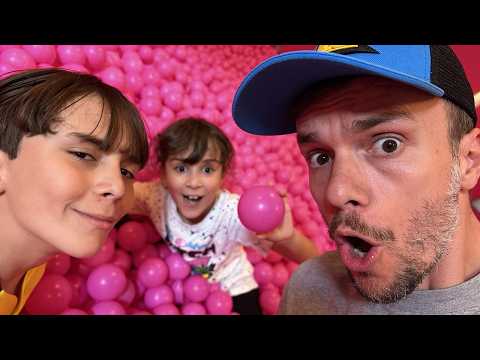 Entramos numa piscina GIGANTE de bolinhas 😱 thumbnail