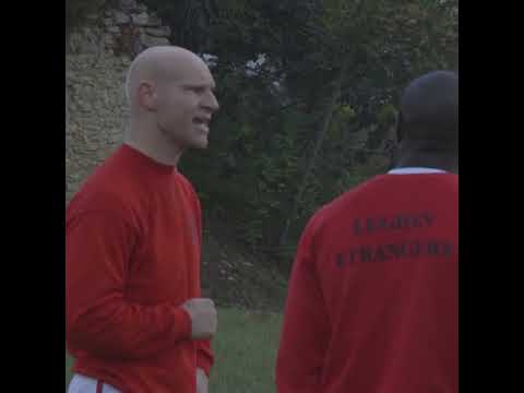 Il leur annonce qu'ils vont souffrir avant de lancer l'entraînement physique thumbnail