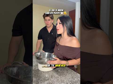 EL QUE SE MUEVA LAVA LOS PLATOS 😨😅 #humor #comedia #parejas #parejasdivertidas #risas thumbnail