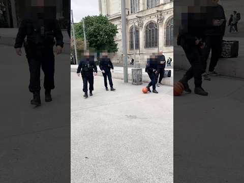 J’envoie un ballon au Policier 😳 thumbnail