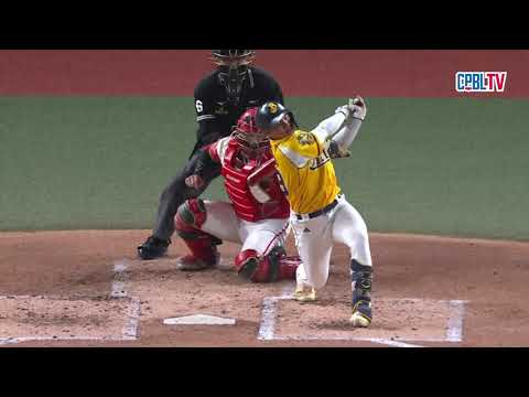 05/23 味全 VS 中信 賽後，亮眼投球技壓中信，梅賽鍶主投八局僅被敲出四支安打飆出四次奪三振拿下此役的勝投 thumbnail