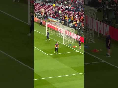 Szczęsny broni, Lewandowski nie trafia. Wybitna reakcja polskiego bramkarza. Sceny na rozgrzewce thumbnail