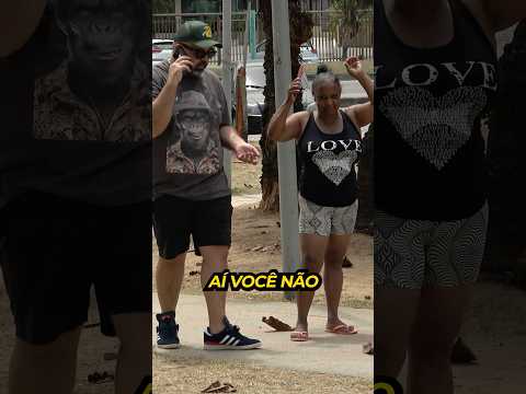 Levantou a mão achando que era um assalto. Pelo amor de Deus! Curiosa ? thumbnail