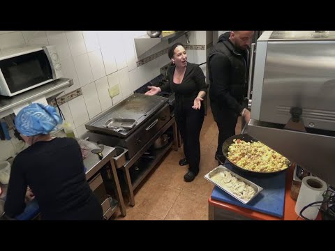Chupitos, gritos y comida en mal estado: el caos que vive Chicote en 'La Colina' - Servicio Secreto thumbnail