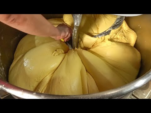 Amazing! Giant Melon Bread Making Process and Popular Bread Collection! / 精彩的! 巨大菠蘿麵包製作過程和人氣麵包系列 thumbnail