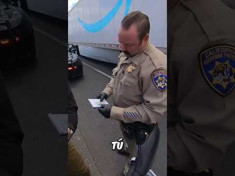 La quería meter al hueco por usar el cel mientras manejaba, pero no tenía manos. thumbnail