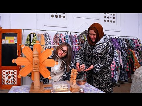 Un artisanat vivant : comment la soie est fabriquée du cocon au tissu thumbnail
