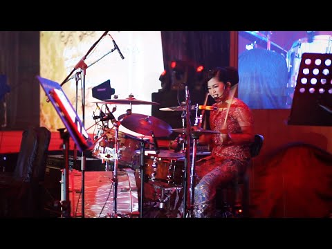 Tari Tualang Tiga | Singing Drummer Live | Nur Amira Syahira thumbnail