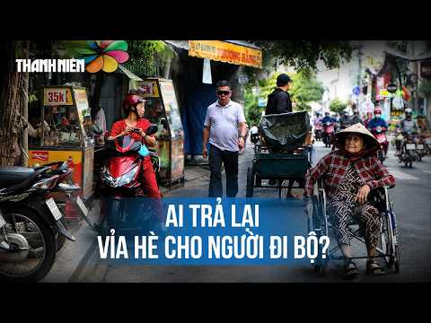 Học sinh né xe giữa phố, người ngồi xe lăn bất lực: Vỉa hè TP.HCM giờ thuộc về ai? thumbnail