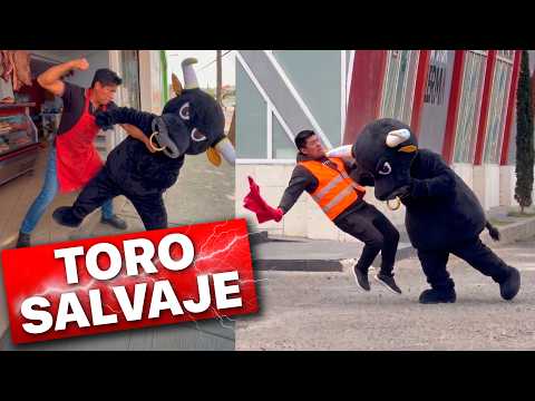Toro salvaje Embiste Personas en la Calle (BROMA)  thumbnail