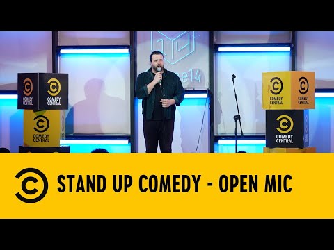Pazzo o auricolari? - Tommaso Pioli - Open Mic Tour - Stagione 3 - Milano thumbnail