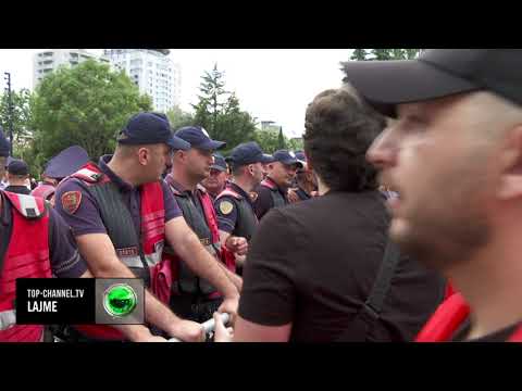 Top Channel/ Tirana ndizet në revoltë, protestuesit përleshen me policinë: Turp t’ju vijë thumbnail