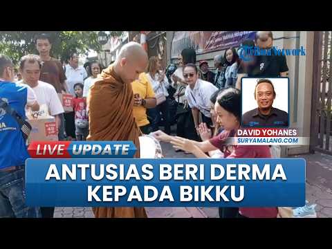 Jelang Puncak Tri Suci Waisak, Warga Tulungagung Antusias Beri Derma pada Bhikkhu di Momen Pindapata thumbnail