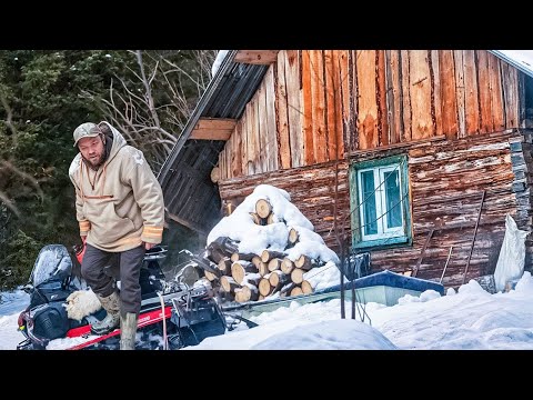 ВЫЖИВАЮ СРЕДИ ВОЛКОВ В ТАЙГЕ. ЗАСТРЯЛ В ЛЕСУ - КОНЧИЛСЯ БЕНЗИН thumbnail