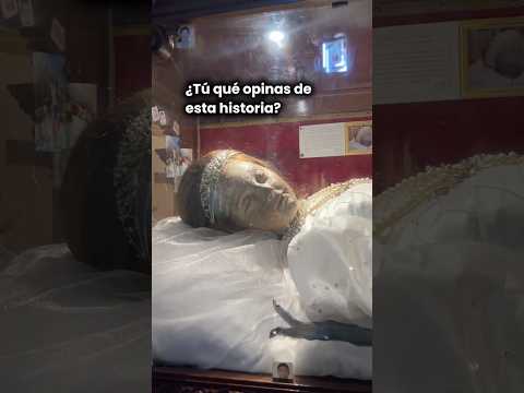 Su papá la castigó brutalmente y hoy millones le rezan thumbnail