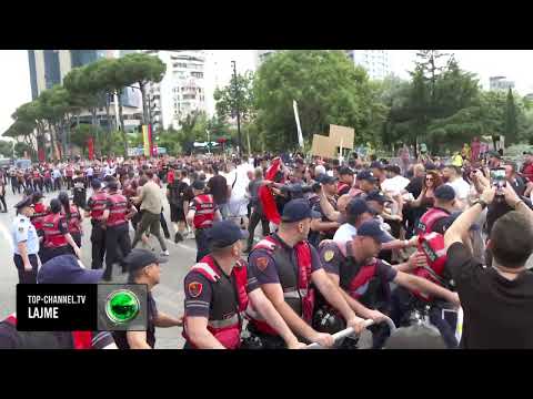 Top Channel/ Përplasje në protestën për Zvërnecin, policia hedh ujë ndaj qytetarëve thumbnail