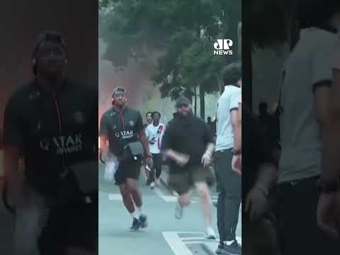 Torcedores do PSG causam incêndios durante comemoração thumbnail